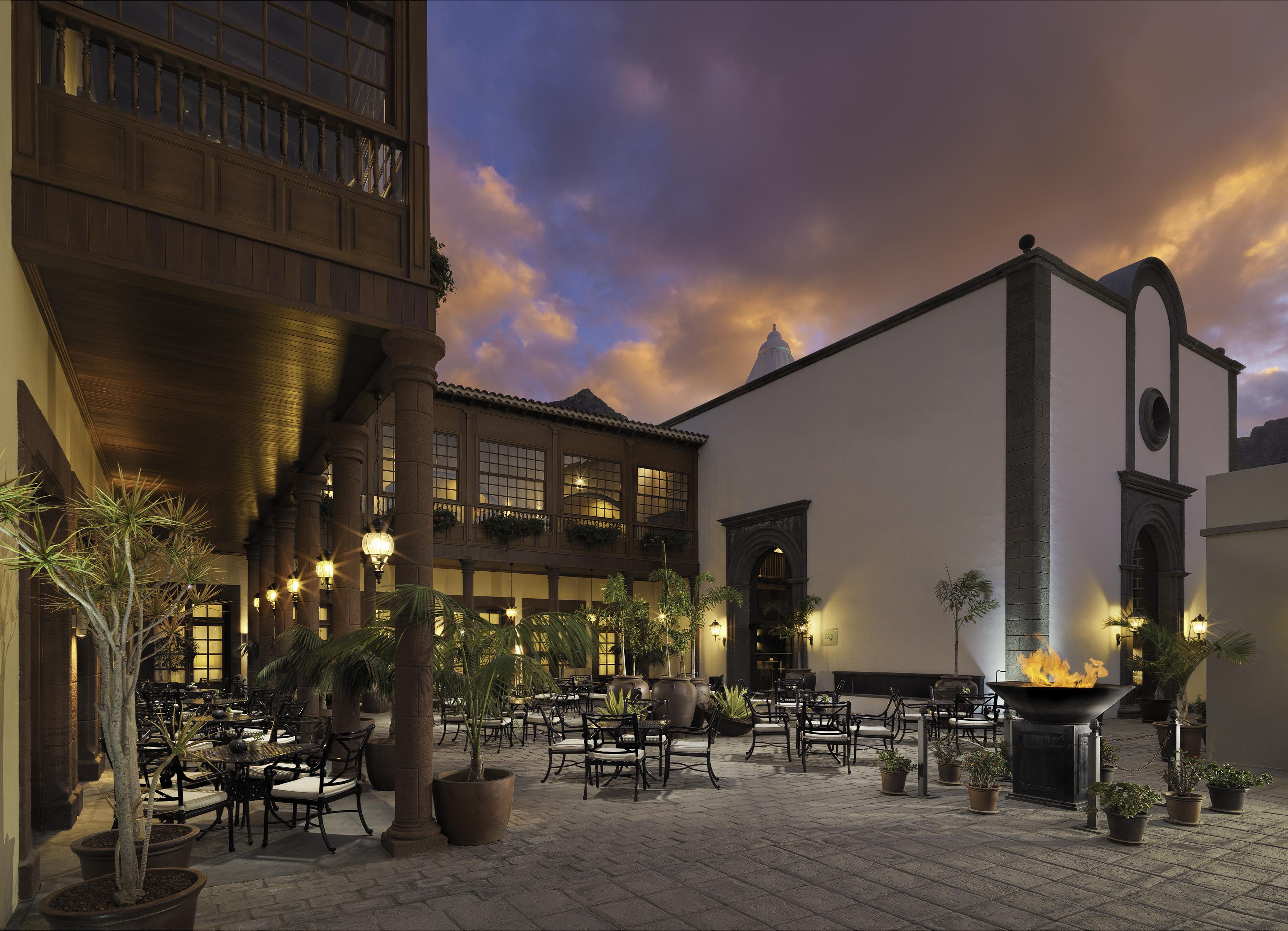 Hotel Hacienda Del Conde Melia Collection Golf & Spa - Adults Only Buenavista Del Norte Exterior photo The hotel's courtyard