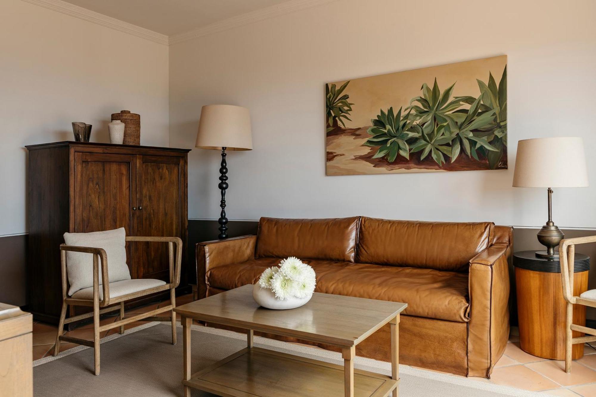 Hotel Hacienda Del Conde Melia Collection Golf & Spa - Adults Only Buenavista Del Norte Room photo A living room with a leather sofa